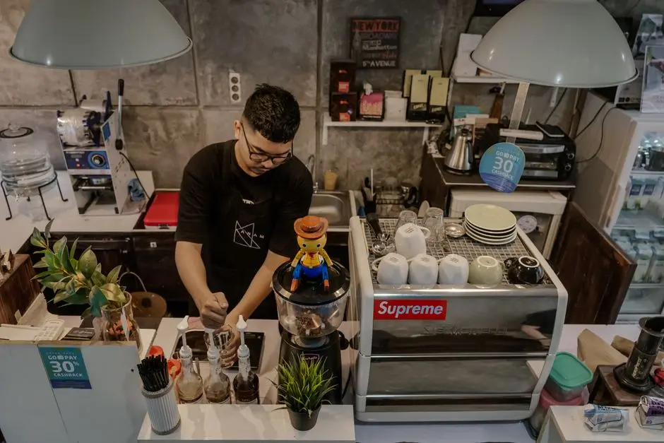 Orang memindai QR code di warung kopi